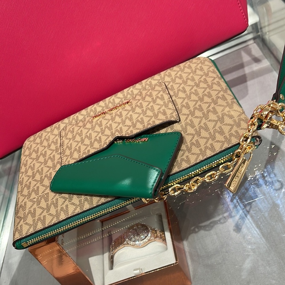 MICHAEL KORS JET SET ITEM LG 2 in 1 CARD CASE & WRISTLET
Palmetto Green 
NWT - Picture 8 of 16